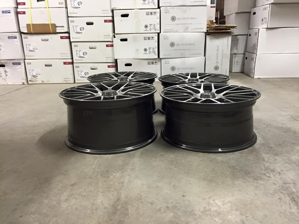 20″ Staggered lättmetallfälgar i AMG-stil – Gun Metal