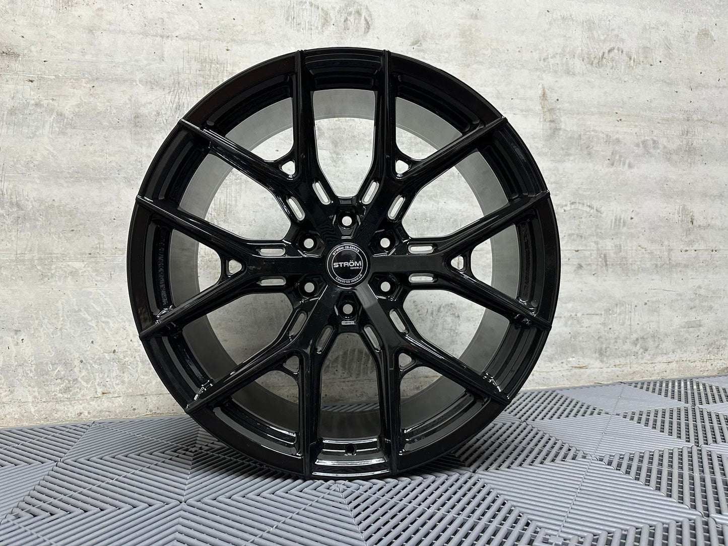 20” Ström OS2 PCD – 6×139.7 / 6×114.3 - Gloss Black