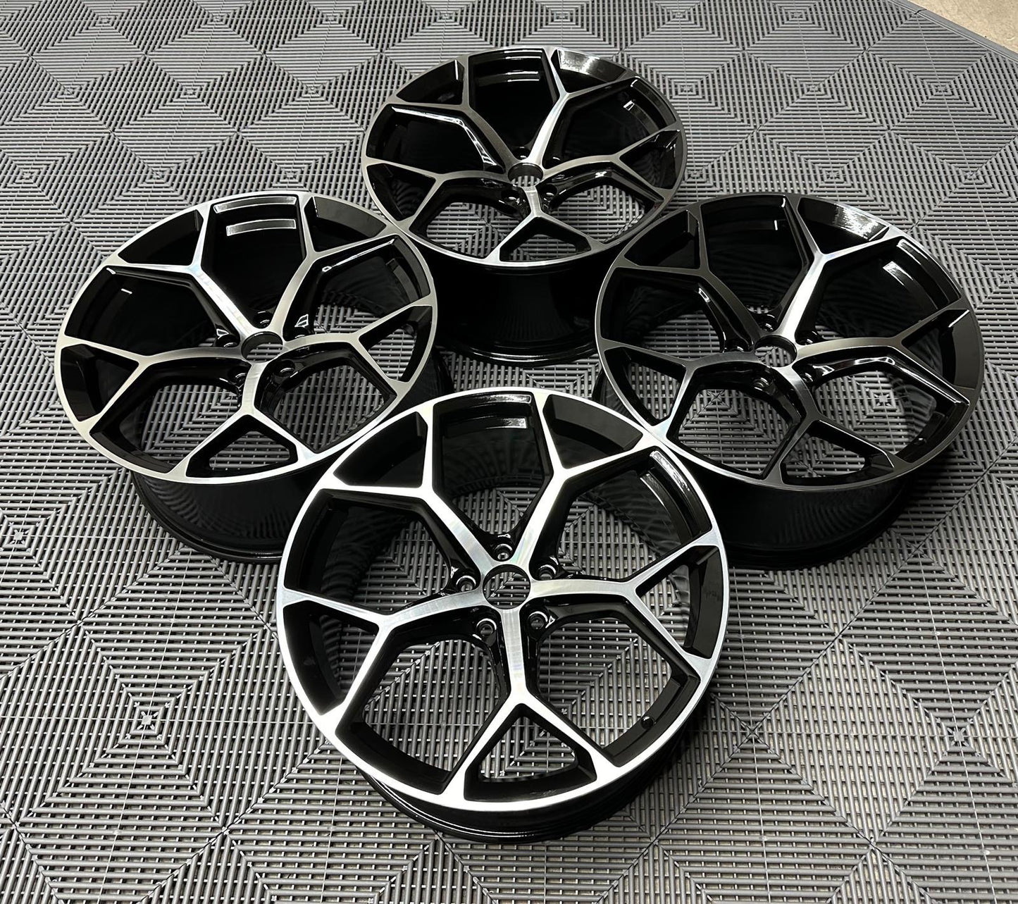 20" Lättmetallfälgar i RS6-stil – Gloss Black/Machined