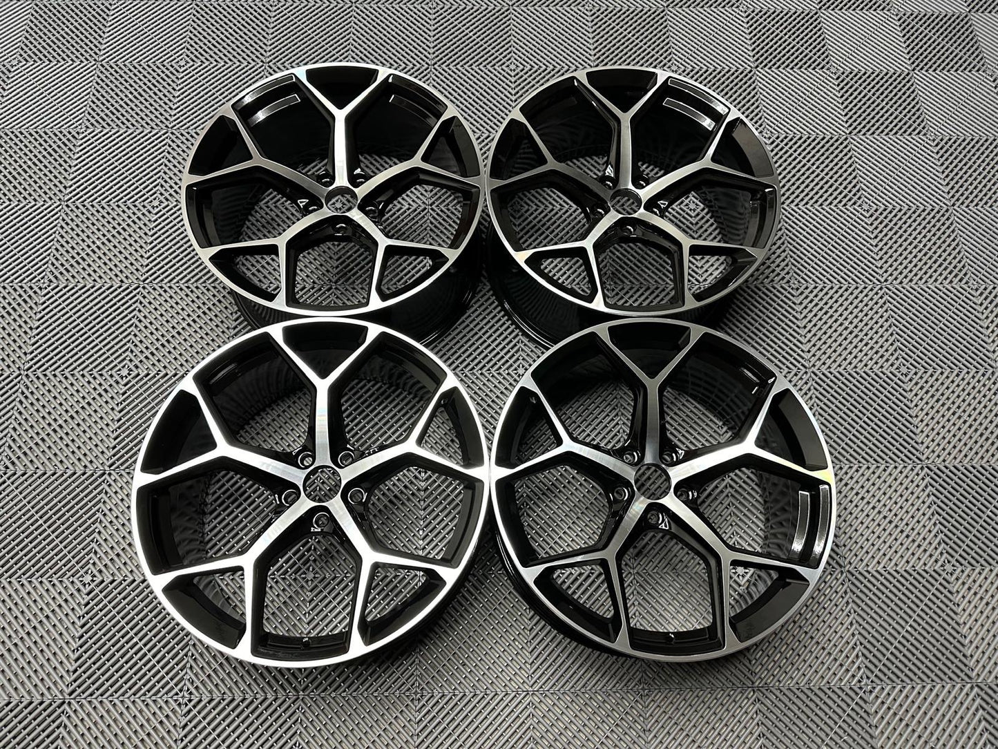 20" Lättmetallfälgar i RS6-stil – Gloss Black/Machined