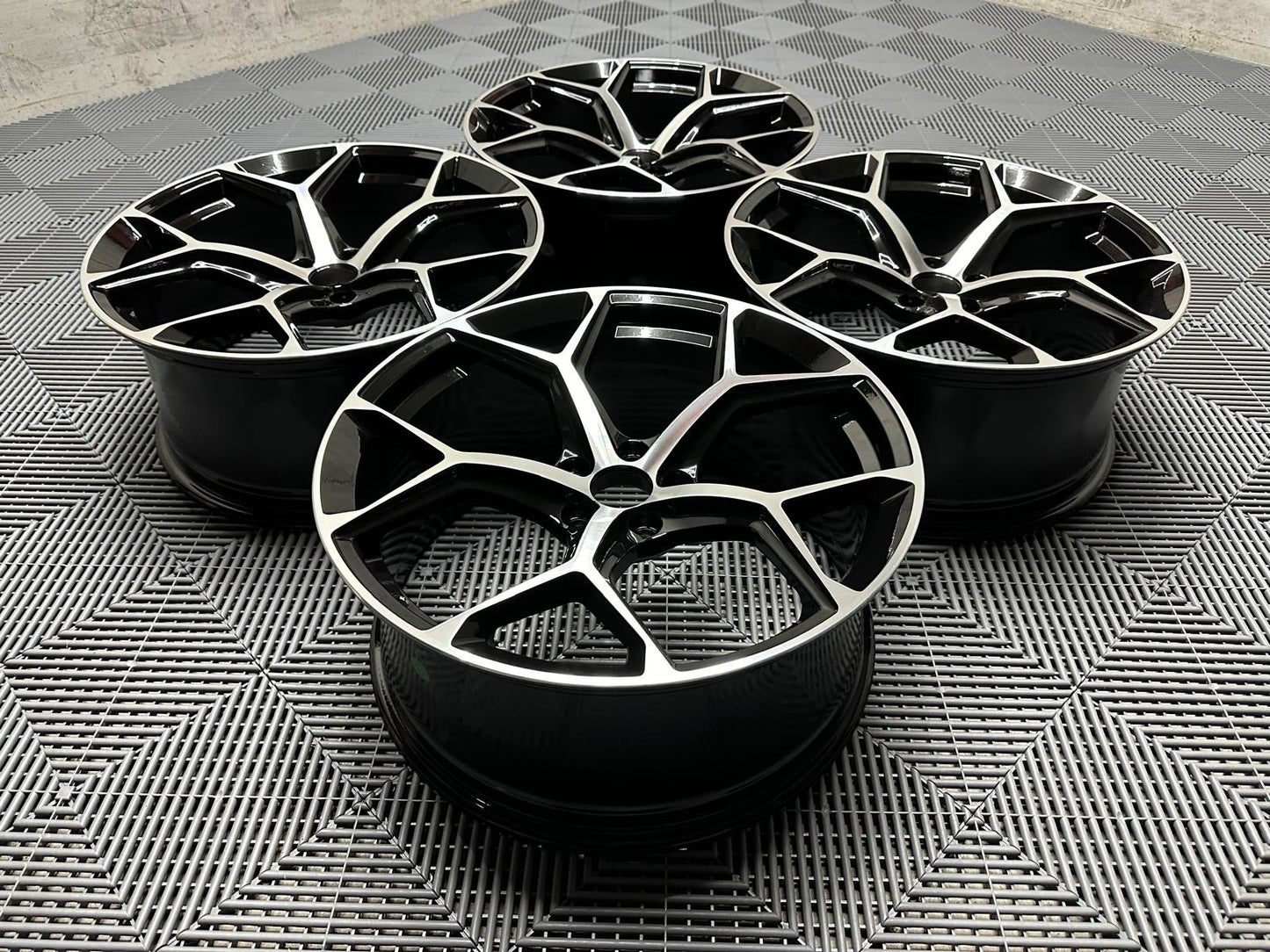 20" Lättmetallfälgar i RS6-stil – Gloss Black/Machined