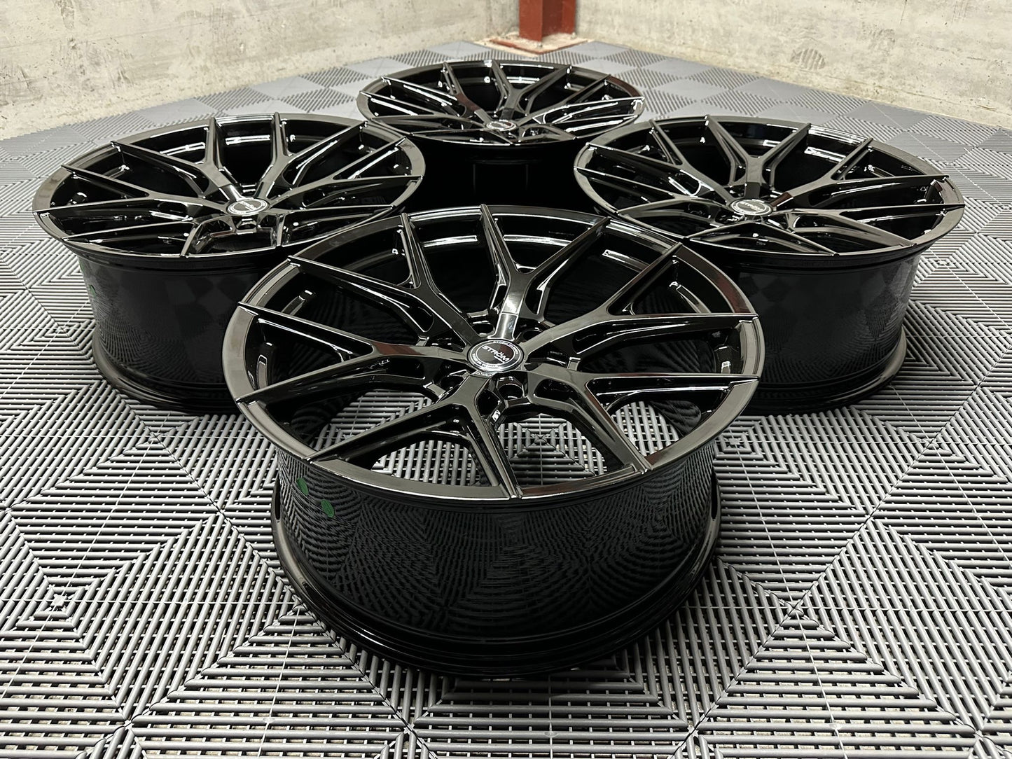 20” Ström OS2 PCD – 6×139.7 / 6×114.3 - Gloss Black