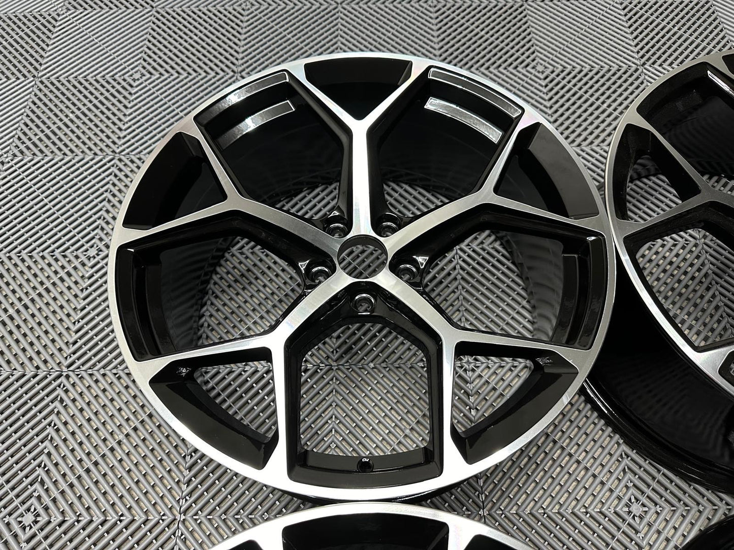 20" Lättmetallfälgar i RS6-stil – Gloss Black/Machined