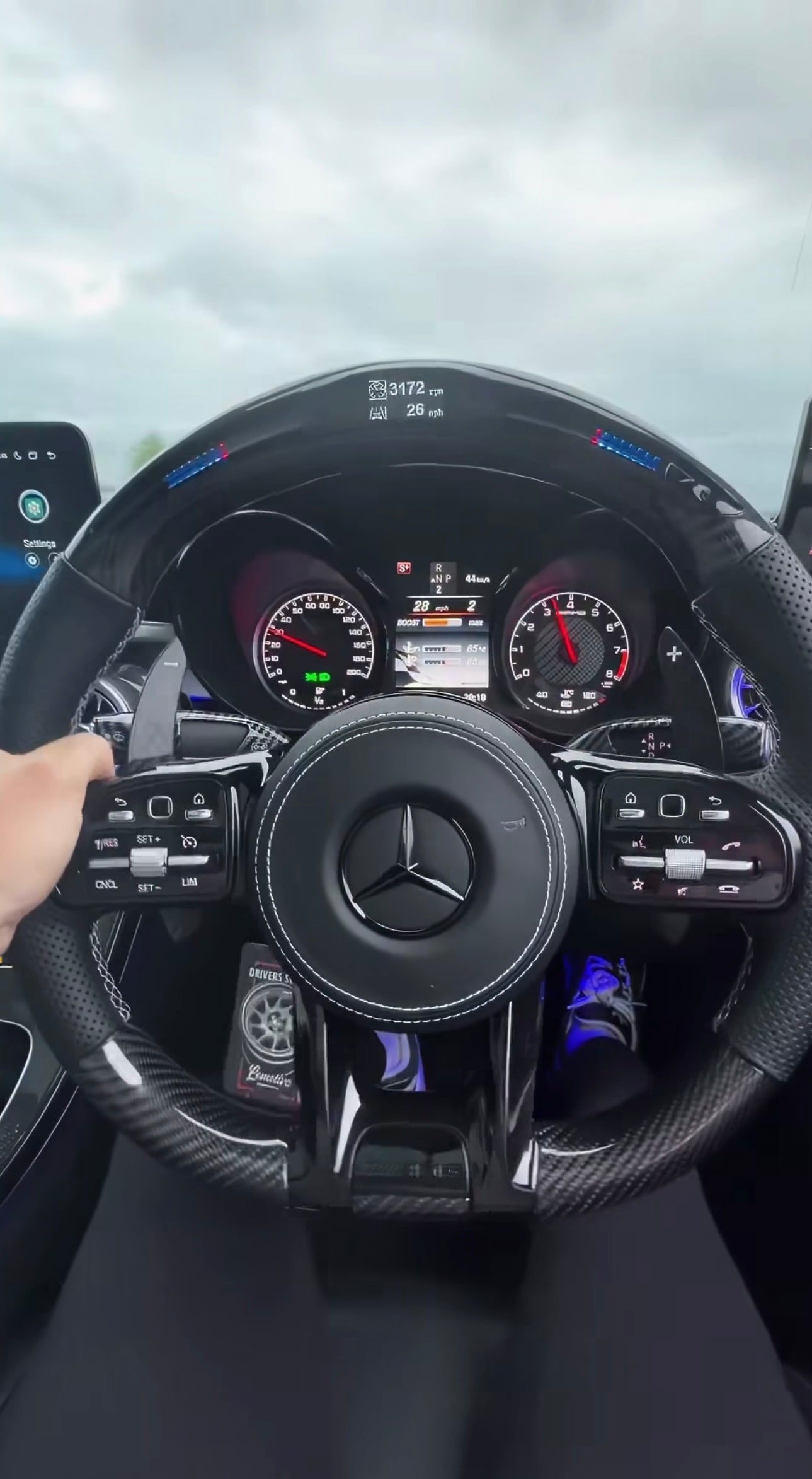 Sportratt med kolfiber & LED-display – Mercedes-kompatibel