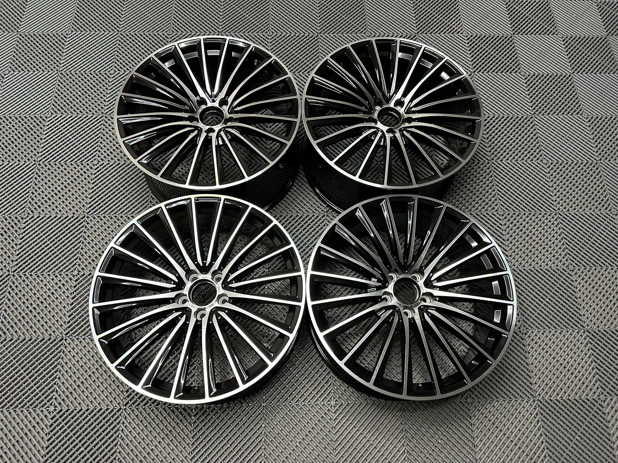 2024 AMG Twist Inspirerade Lättmetallfälgar