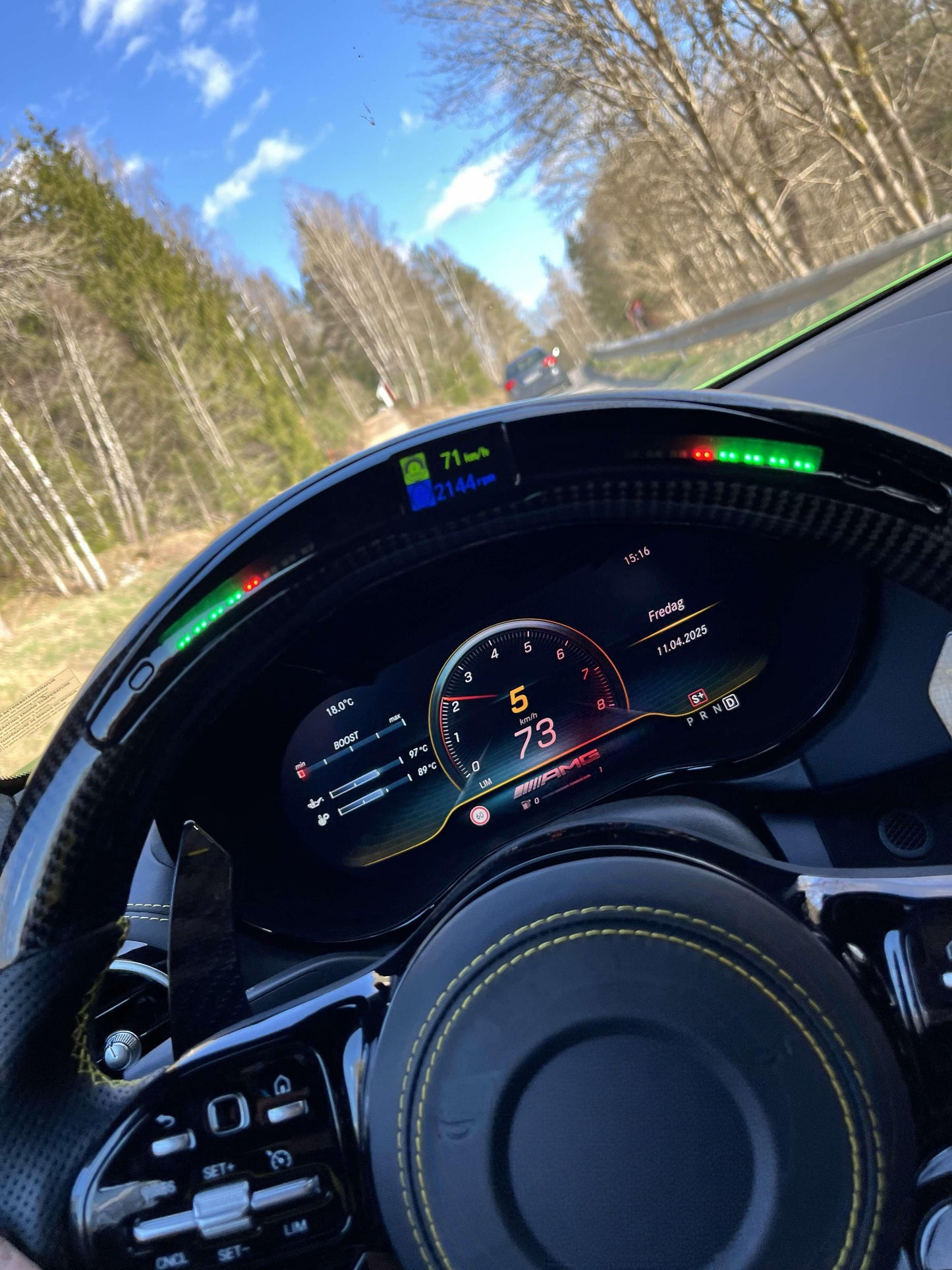Sportratt med kolfiber & LED-display – Mercedes-kompatibel